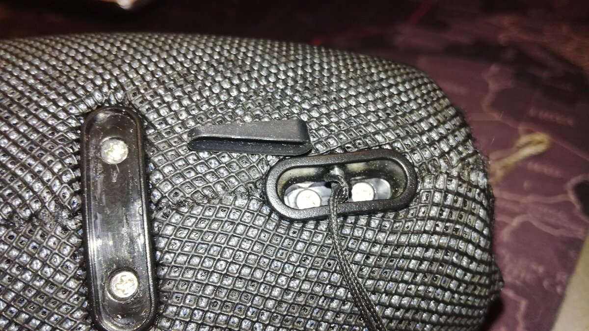 Все винты находятся под заглушками/накладками.