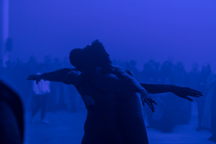 Джимми Роберт, Джои Нуар (Black Joy), 2019, документация по исполнению (с участием Джимми Роберта и Кортни Генри). Предоставлено автором, KW Институт современного искусства, Берлин, и Таня Лейтон, Берлин; фотография: Фрэнк Сперлинг