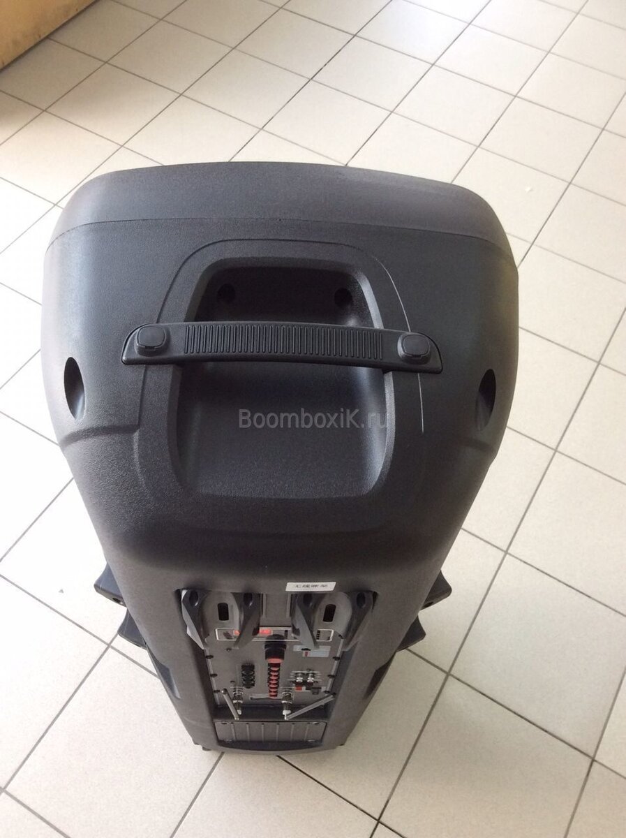 Вид сверху, ручка при помощи которой комбоусилитель можно перекатить.