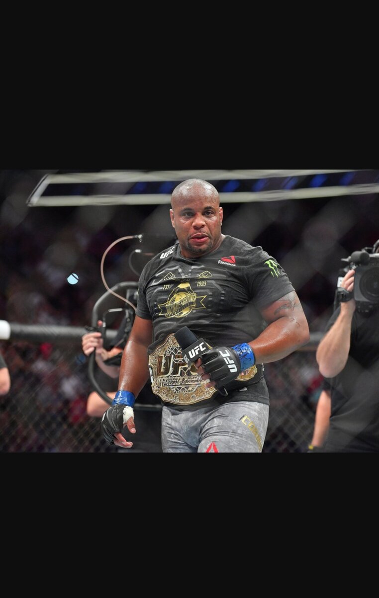 39 лет; до и свыше 93 кг; 21 победа, 1 поражение

Чем занимался: борьба

Коротко: для имиджа вида спорта не очень хорошо, когда самому лучшему атлету 39 лет. Сложно представить, чтобы золотой мяч в футболе кто-то получил в таком возрасте, но Кормье - тот самый случай, когда нереализованность в одном деле выплеснулась в невероятное трудолюбие и навыки в другом. В составе сборной США по борьбе Дэниель потерпел неудачи на двух Олимпиадах, но освоил ударную технику, перешел в ММА, и пока в двух весовых категориях его смог легитимно победить только Джон Джонс. И только решением судей в 2015 году.  