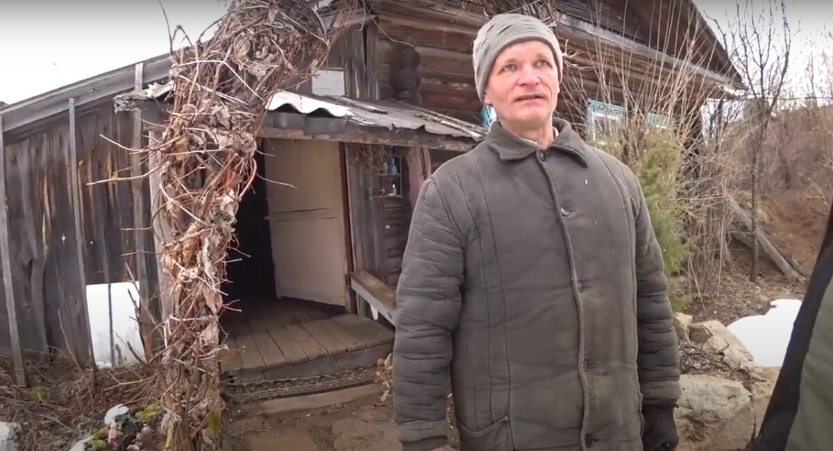 Купил дом за 600 рублей и уже 30 лет живет отшельником