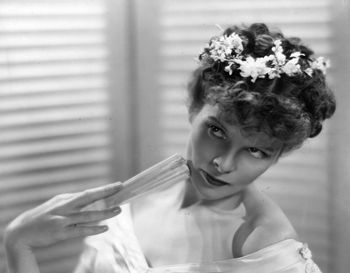 Кэтрин Хепберн была одной из самых влиятельных и любимых зрителями актрис того времени. Она представляет собой редкий пример актрисы того времени, которая сумела остаться первоклассной звездой на долгие годы и снималась в громких проектах вплоть до 1990-х годов. Кадр из фильма "Маленькие женщины", 1933 г.