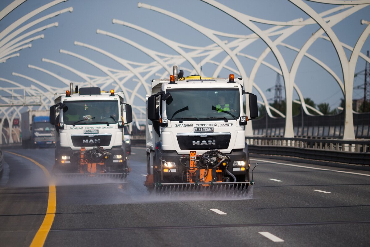 В летний сезон обязательным этапом при обслуживании магистрали становится увлажнение проезжей части. Это необходимо для охлаждения асфальтобетонного покрытия, так как при температурных показателях выше 20℃ вырастает риск образования колейности при проезде по магистрали большегрузного транспорта. Пока до температур, превышающих указанные значения, еще далеко эксплуатационным службам необходимо провести генеральную уборку магистрали.
