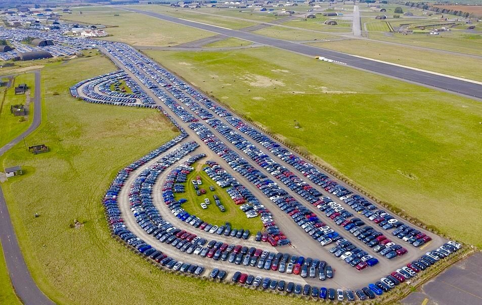 В Великобритании машинами заполнили авиабазы