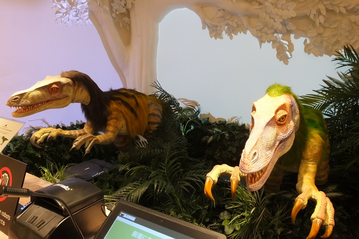 Также вас могут зарегистрировать роботы-динозавры