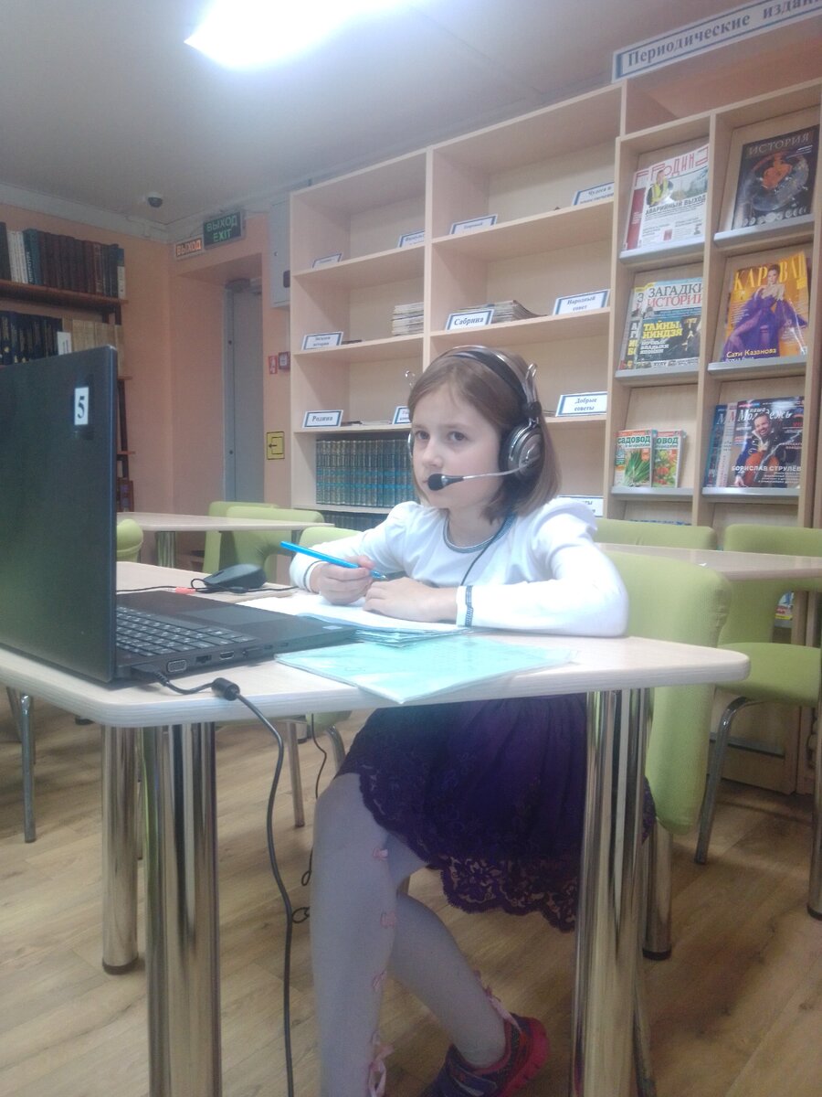 Наська на онлайн-уроке