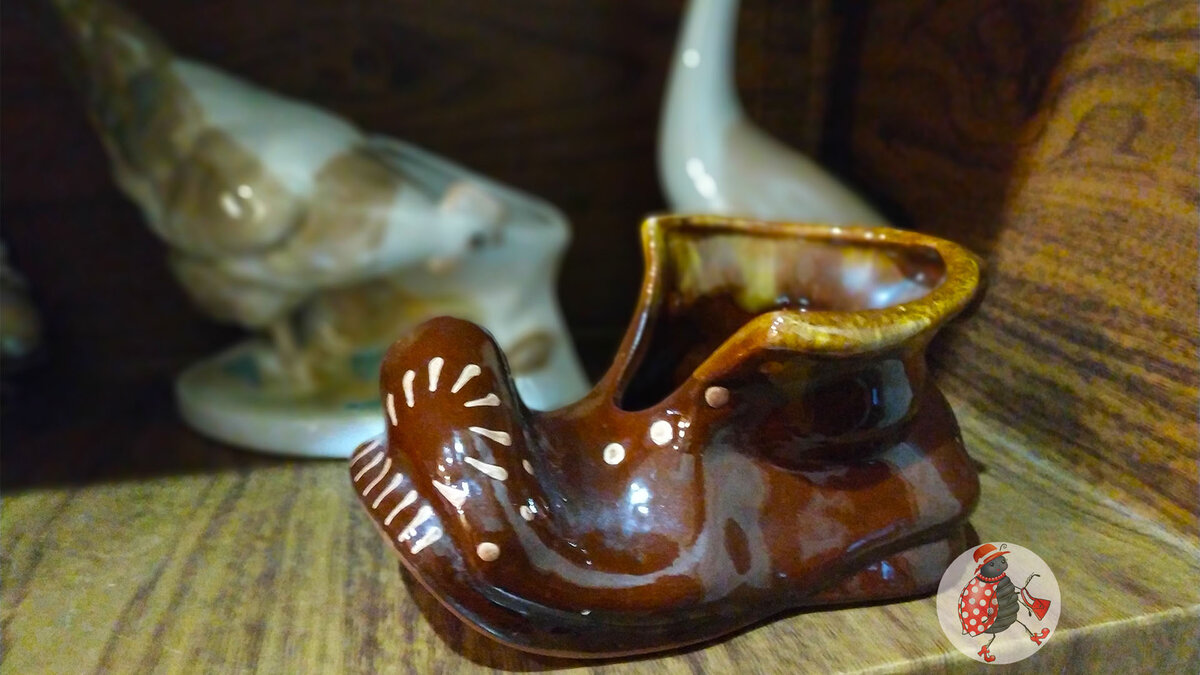 Глиняный башмак занял свое место на полке с остальными статуэтками. Фото автора