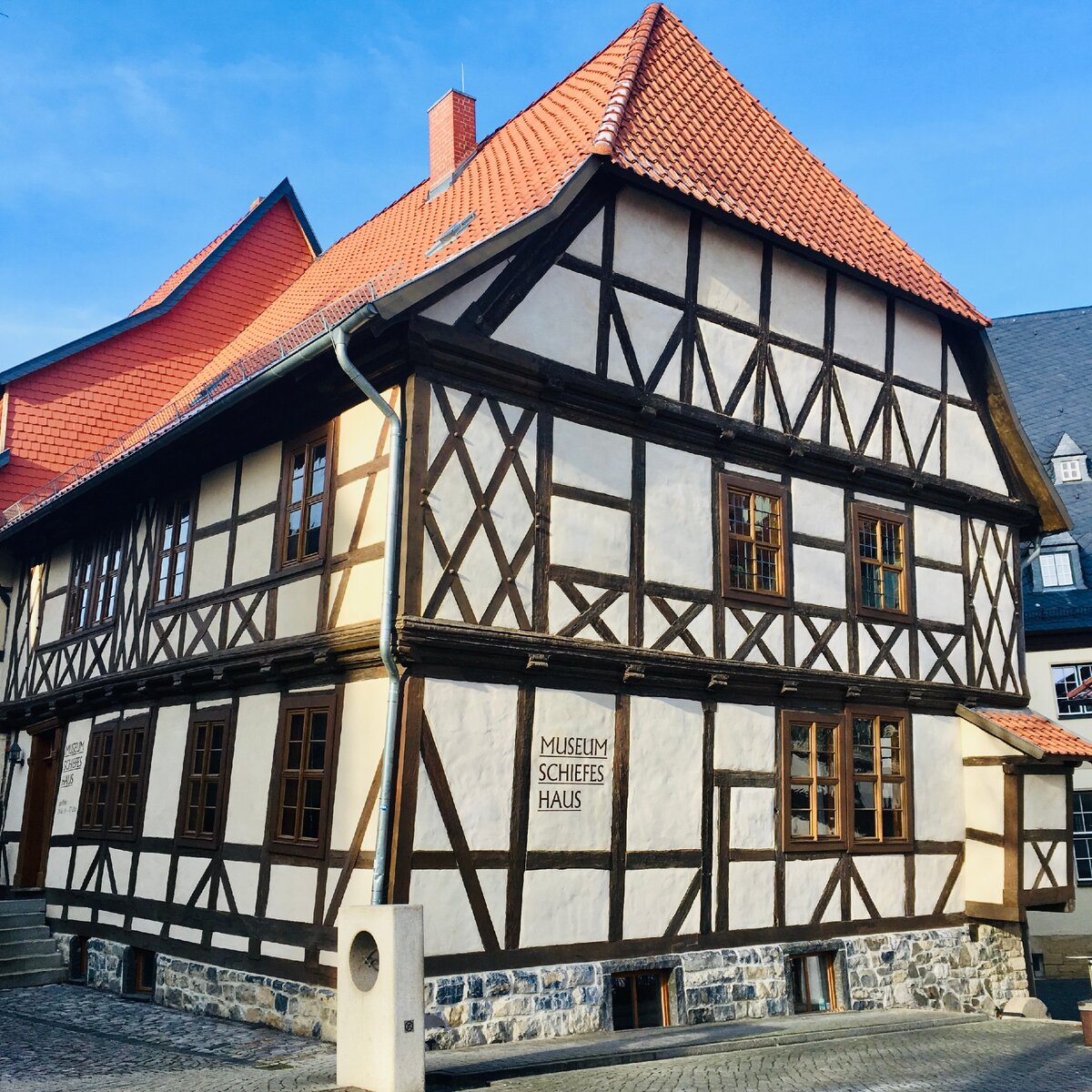 Местная Пизанская башня — Кривой дом, построенный в 1680 году