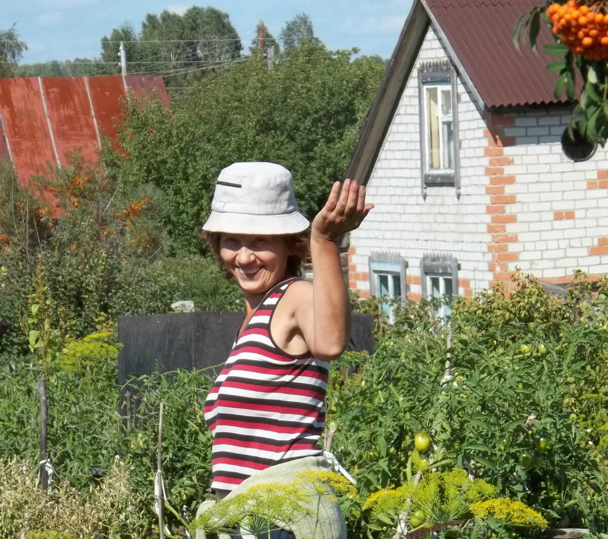 Человек дача. Женщина на даче. Я на даче. Фотография человека на даче. Люди на даче фото реальные.