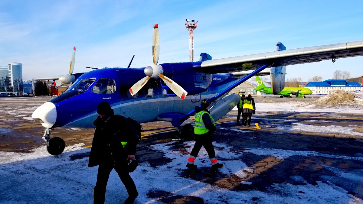 Ан-28 в аэропорту Иркутска.