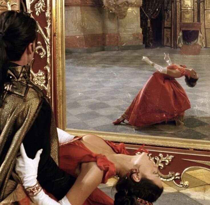 Вампир в зеркале. Изображение взято из открытых источников.