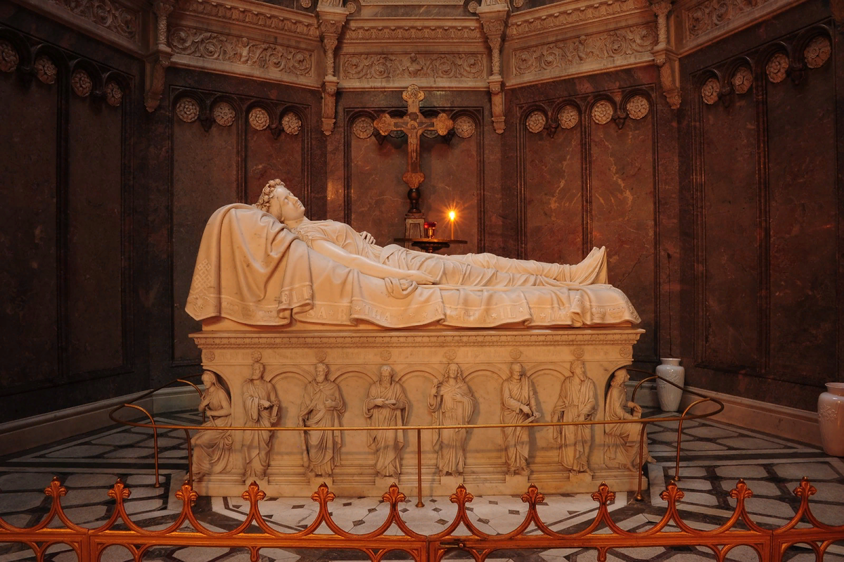 саркофаг соборе.