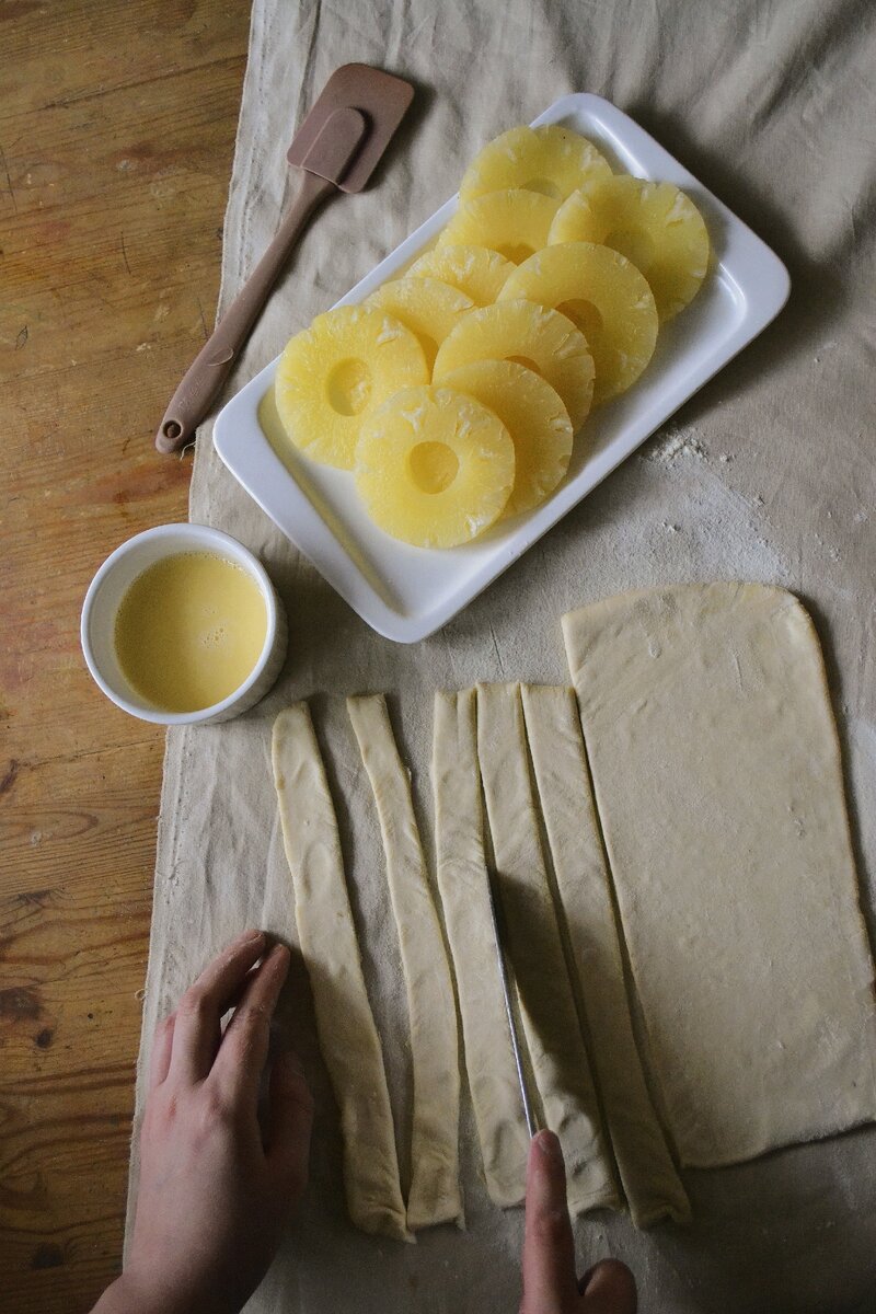 Режем тесто полосками 