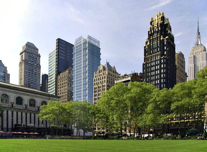 Эффектный архитектурный образ American Radiator Building поражает, но и месторасположение - уникально, поскольку центральный фасад выходит на Брайант- парк. В урбанистической среде Нью-Йорка, особенно в Манхэттене, не так много мест, которые могли бы похвастаться таким приятным соседством. Фото автора