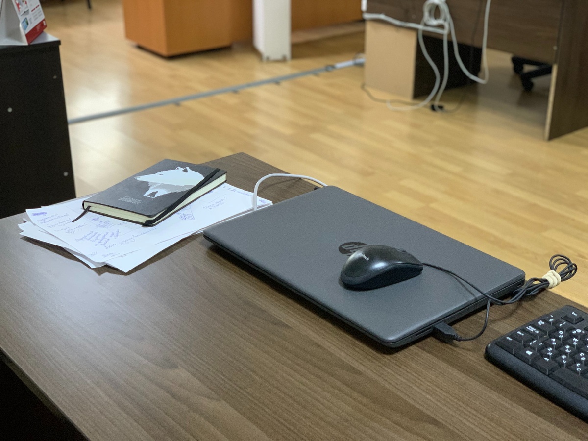 Одиноко стоящая клавиатура ждет полноценный монитор. Буду работать с двух компов.