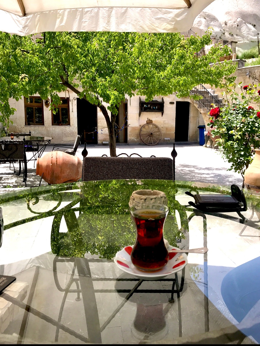 Турецкий чай во дворе отеля 