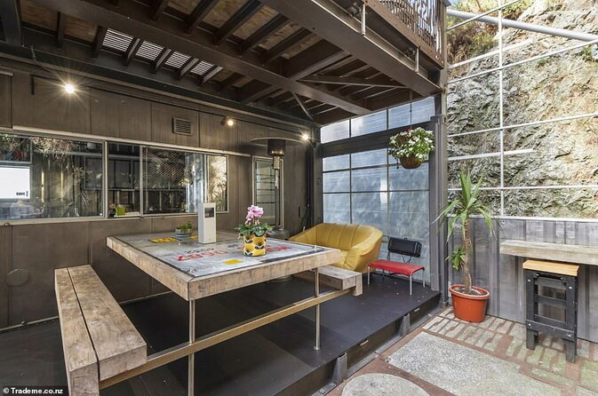 Открытая площадка между скалой и домом