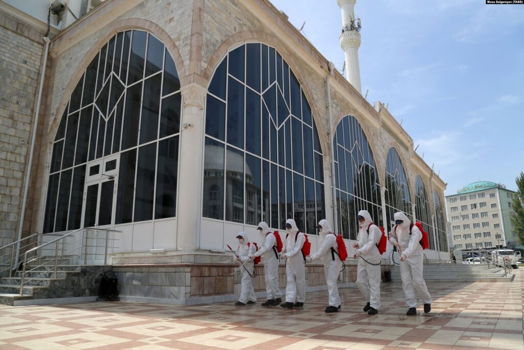 Коронавируc изменил то, как мусульмане отмечают Ураза-байрам, праздник, который знаменует собой окончание священного месяца Рамадан