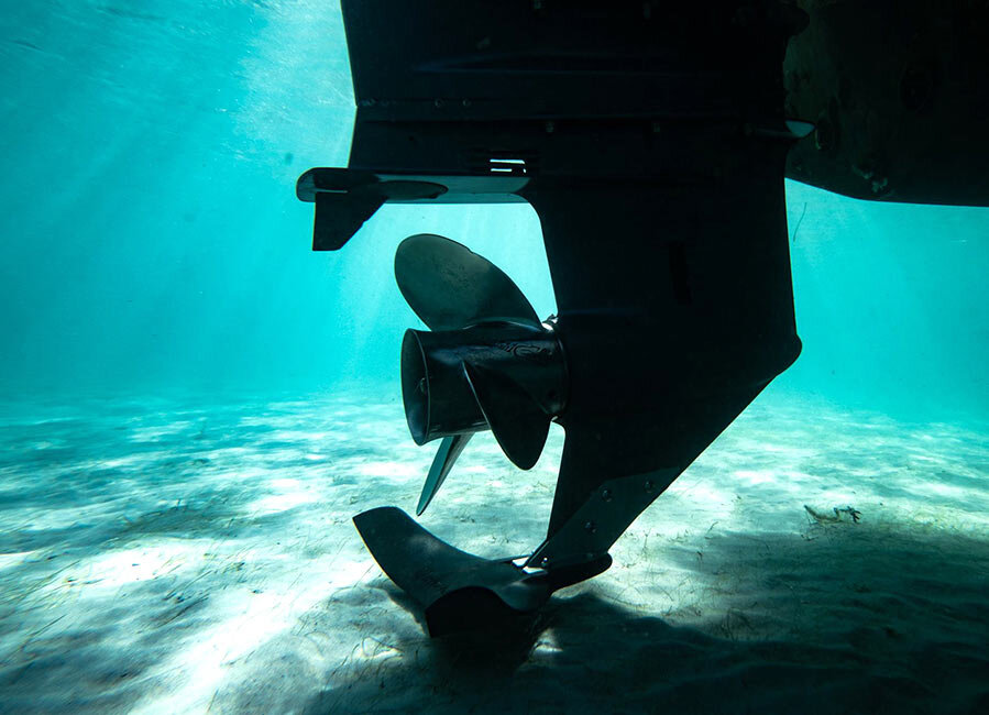 Жесткое крепление Hydro-Shield предназначено для надежной фиксации защиты на пере дейдвуда лодочного мотора, а амортизационный защитный плавник частично или полностью демпфирует удары.