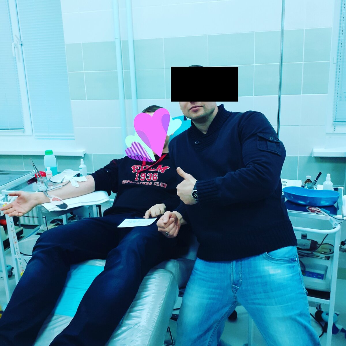 В отделении переливания того самого военного госпиталя с друзьями. Я - справа) Фото - автора