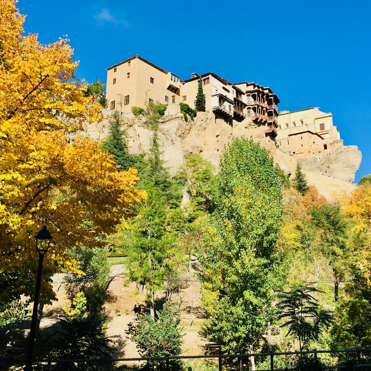 Нависающие над ущельем дома