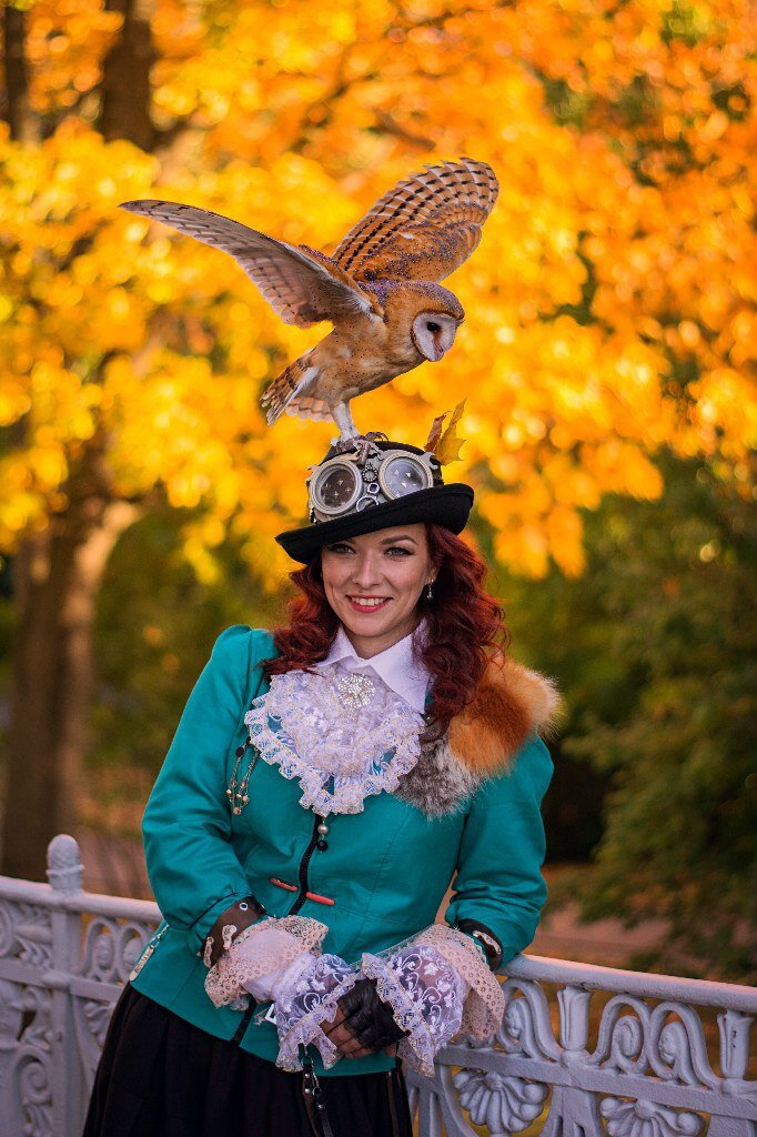 Если  не знаете, как правильно подобрать одежду, обратите внимание на вещи в викторианском стиле и добавьте к ним хай-тек аксессуары. Люди, которые считают основными цветами этого образа черный или коричневый, только темный или светлый, сильно ошибаются. Цветовая гамма не ограничивается. Главное – это придерживаться сочетания технологических сложных принтов и живого цвета. 