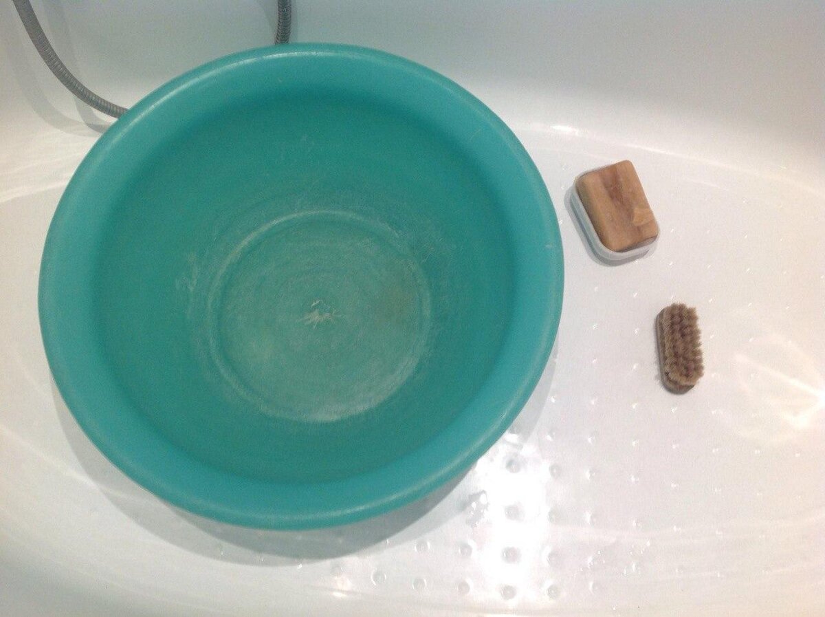 Готовлюсь мыть обувь. (Фото сделано лично мной)