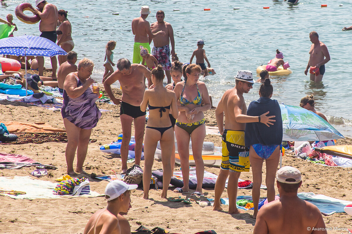 На пляже в Феодосии сегодня людей даже больше, чем было в это время год назад