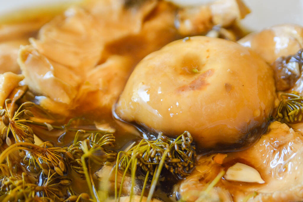 2. Сыроежки ферментируются очень быстро, достаточно трех суток. Состав простой: соль, чеснок с укропом, и под гнет. Все. Малосольные сыроежки и так самодостаточное блюдо, ну а супчик с ними это просто песня!