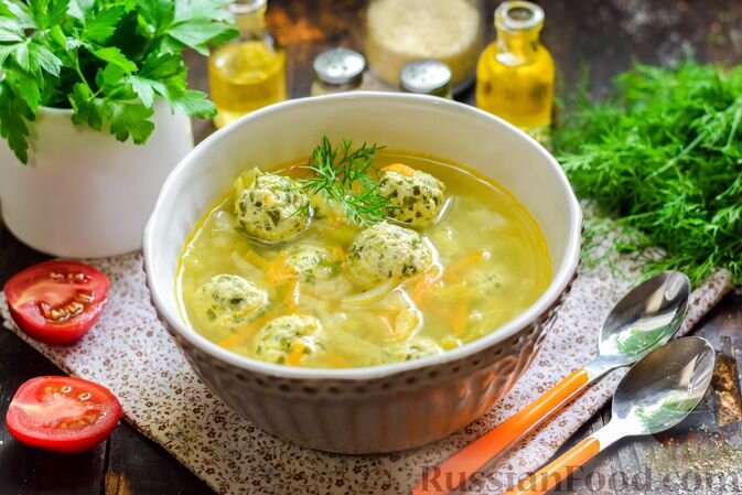 куриное филе, шпинат, горошек зелёный, капуста белокочанная, картофель, морковь, лук репчатый, зелень петрушки, соль, перец чёрный молотый, масло растительное, вода