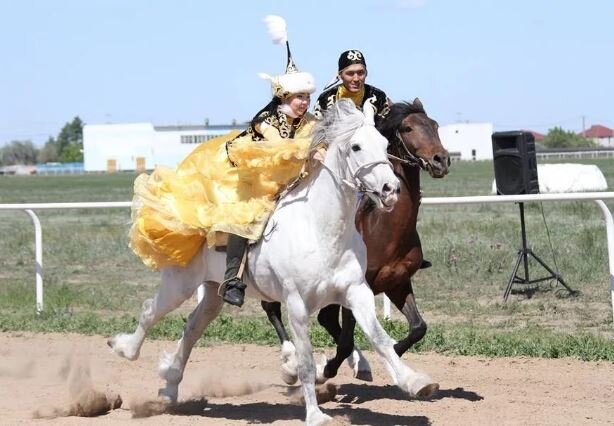 Казахская национальное состязание "Кыз куу/Догонидевушку".Это не кража невесты:))