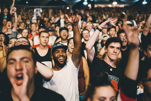 Этот эффект особенно заметен в толпе: чем больше толпа, тем уверенней она себя чувствует по всем вопросам (Яндекс картинки)