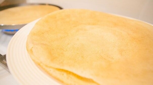 Во время церковных постов так хочется побаловать себя хоть чем-то вкусным и приготовить интересное блюдо. Но, большинство хозяек теряются в этом случае и не знают, что им можно сделать и порадовать свою семью. А все достаточно просто – стоит лишь приготовить постные блины на воде без яиц, рецепт фото пошагово которых предложен ниже. Они станут вкусным дополнением и позволят остаться в рамках ограничений, с учетом церковных правил.