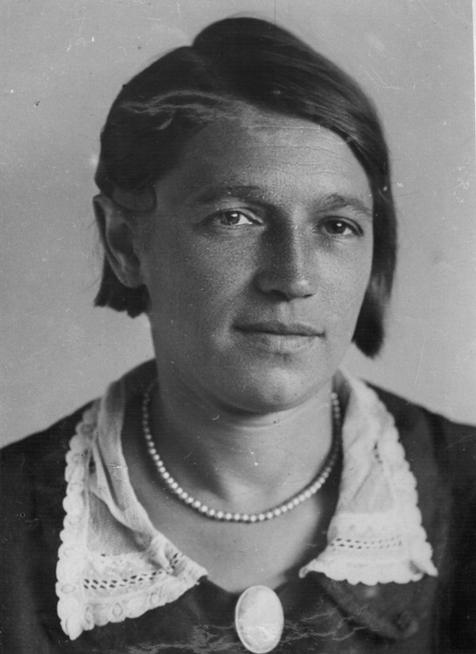 Ткачиха Кунцевской камвольной фабрики. 1935. Фото М. Плотниковой. Источник: https://goskatalog.ru/portal/#/collections?id=5567984