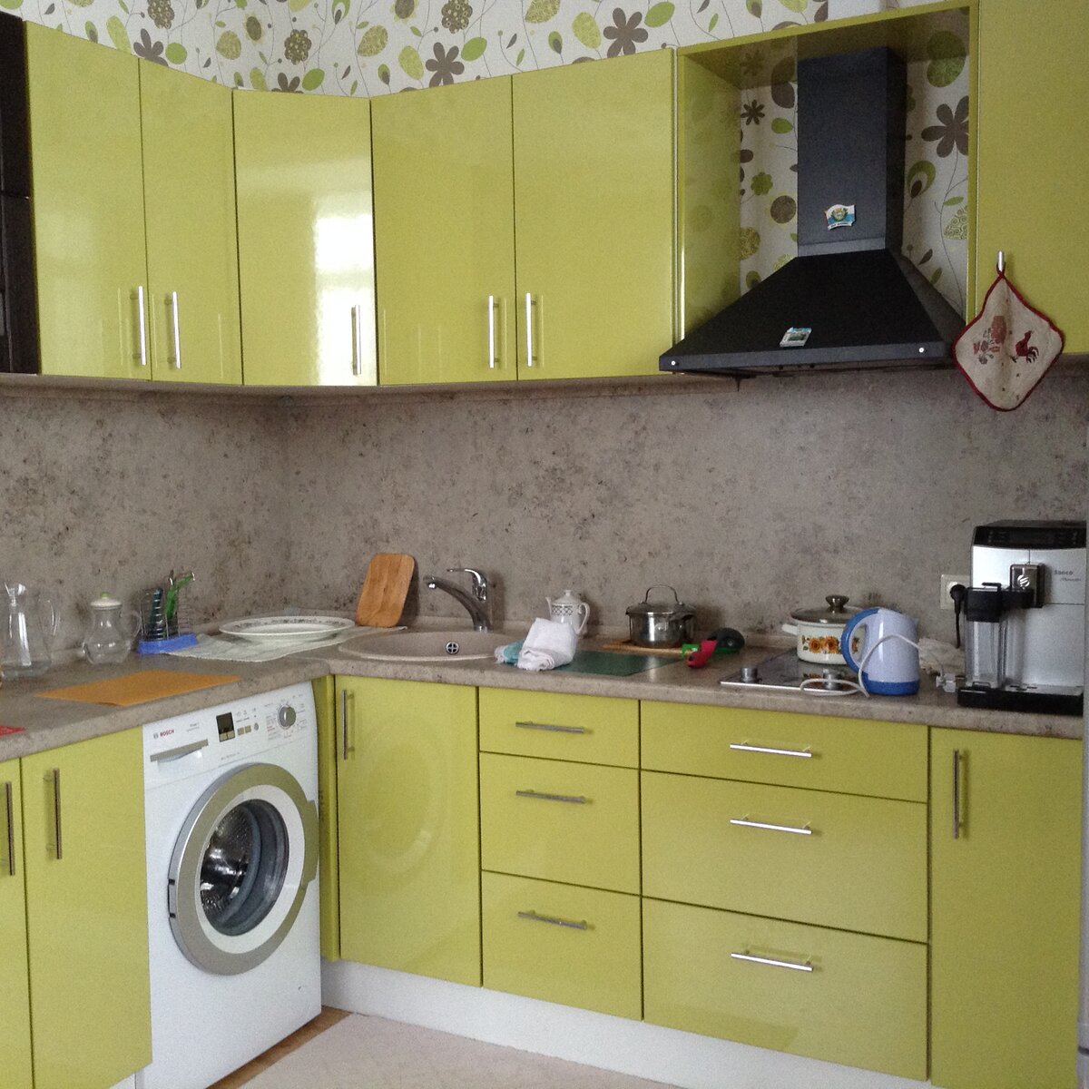 Цвет кухни радует глаз. Фото: Мир Квартир