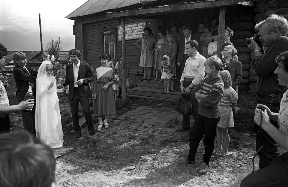 На картинке изображена веселая деревенская свадьба