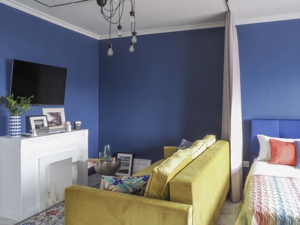 Гостиную и спальню отделяет занавес из плотной ткани от Lelièvre. Краска для стен, Paint & Paper Library.