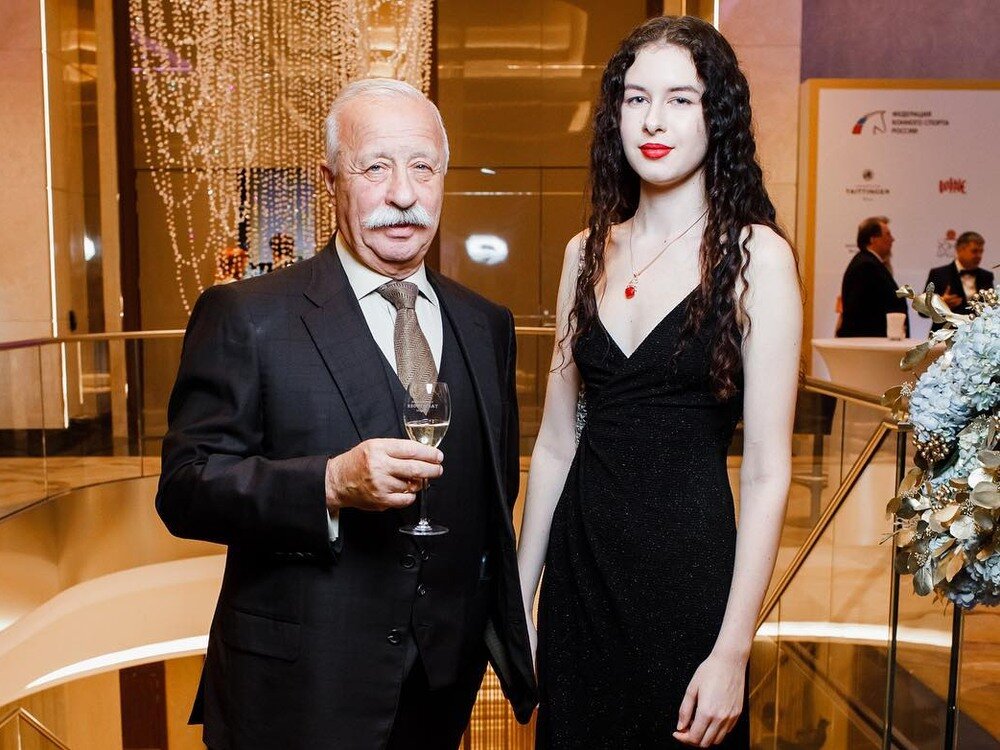 Леонид Якубович с дочкой Варварой (фото www.kakprosto.ru)