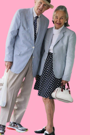 Пожилой джентльмен кроссовками омолодил свой стиль лет на 40 и его леди выглядит очаровательно, она знает, что сегодня актуальны структурированные жакеты в мужском стиле и высокая талия. Я бы сделала длину юбки чуть ниже колена - выглядело бы ещё лучше.