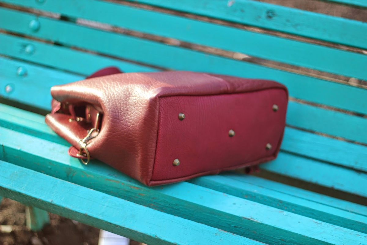 Сон оставила сумку. Подозрительная сумка. Counterfeit goods. Сумка женская. Сны, украли сумочку.