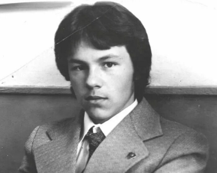 Давно не снимается, не выходит на сцену и со слезами вспоминает сына, с которым разлучен много лет. Андрей Мартынов1