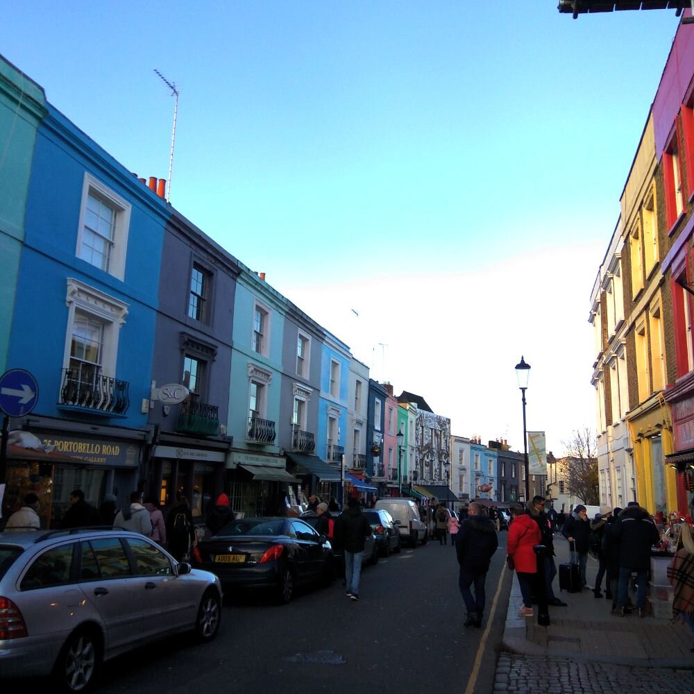 Визитная карточка района - улица Портобелло  (Portobello road) - самая длинная улица Европы, и всемирно известный блошиный рынок Портобелло маркет. Фото из Инстаграма автора