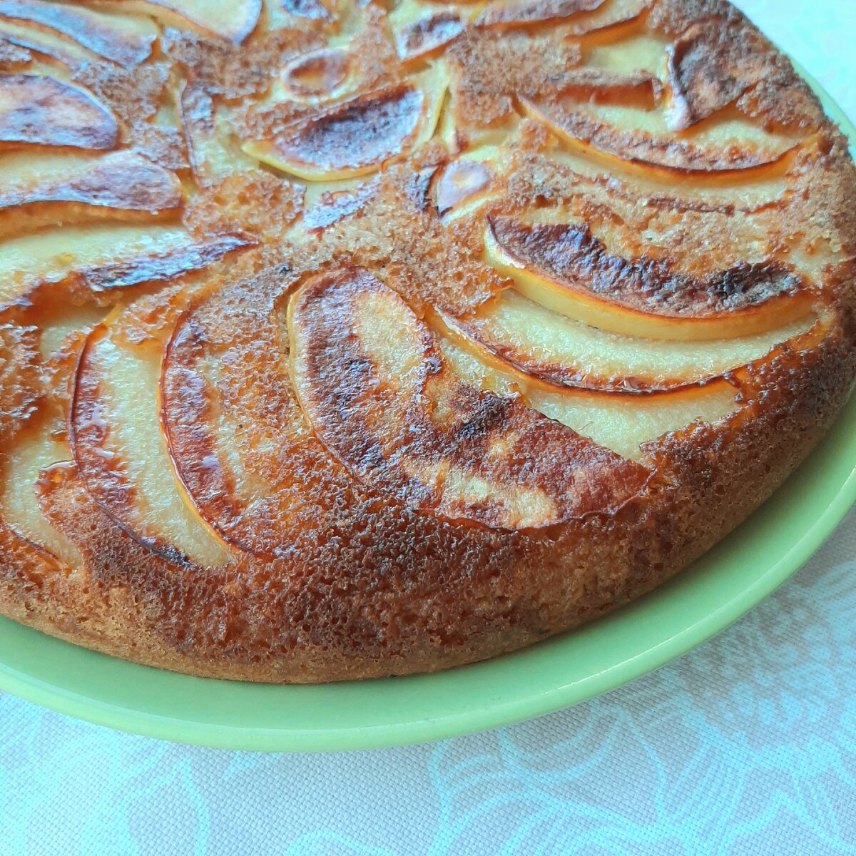 Пирог с орехами и айвой