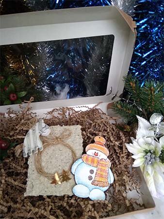 Вариант хэндмейд-подарка: брошь, открытка из бумаги ручной работы и елочное украшение. Фото автора