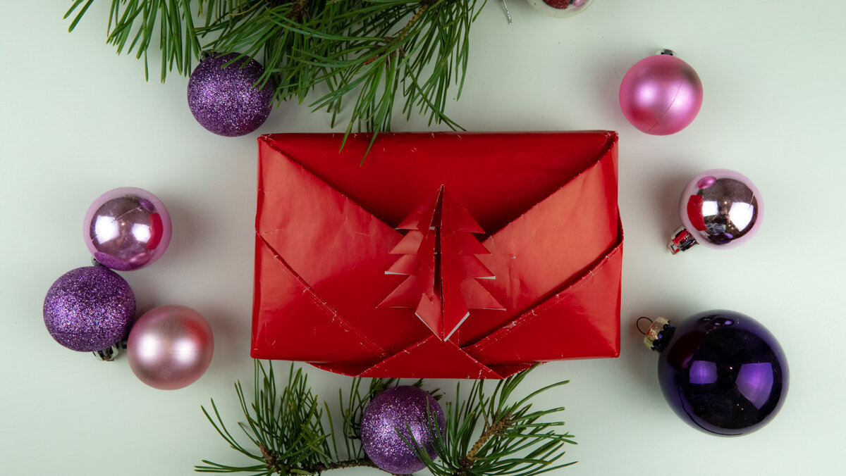 Оригинальная объемная упаковка новогоднего подарка с карманом для открытки
