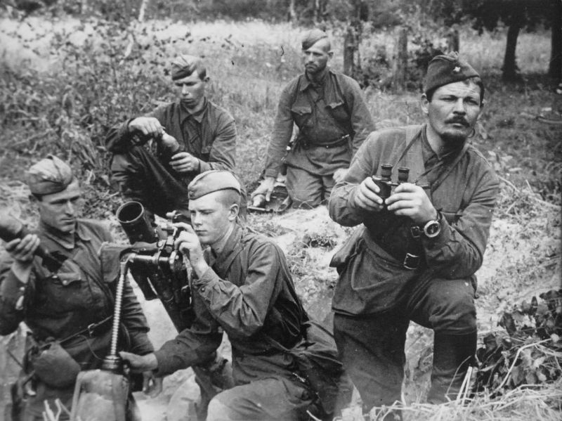Минометный расчет одного из подразделений Красной Армии готовит к бою 82-мм миномет БМ-37 в августе 1941-го года.