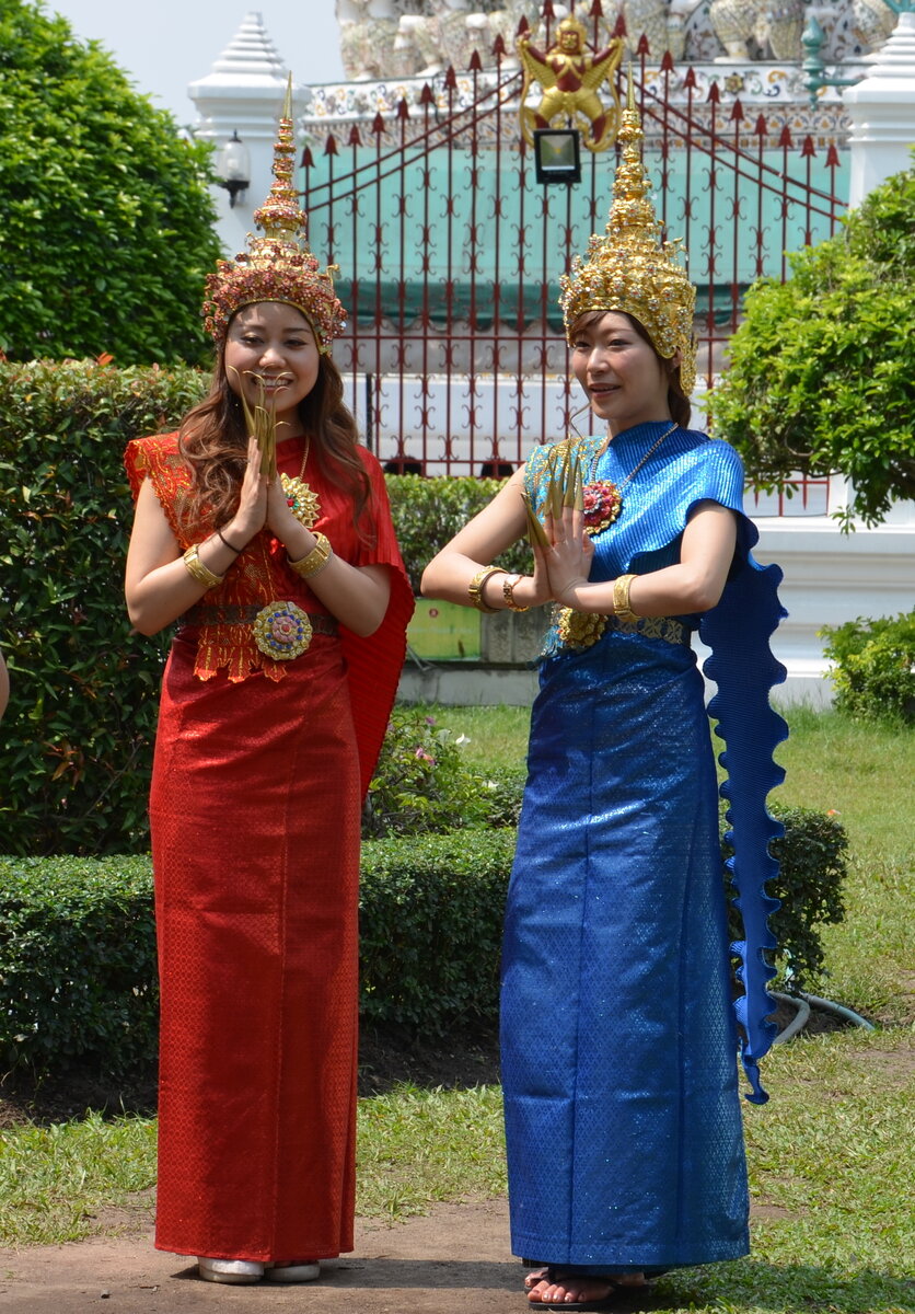 Девушки фотографируются на фоне храма Ват Арун (Храм Солнечного восхода) в Бангкоке. #Тайланд. Фото автора.