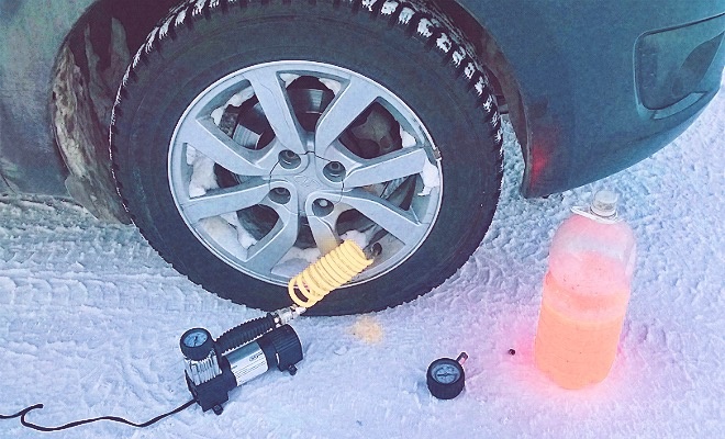 Вот я накачиваю колесо , потому что при шиномонтаже неправильно забортировали, в итоге по ободу спускает. Приходится раз в неделю подкачивать. Бутылка с пеной стояла для того чтобы проверить где спускает.