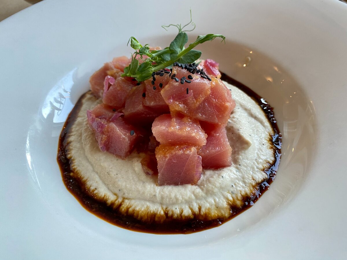 А вот среди семян кунжута попадались какие-то настолько жесткие, что я думала, там камушки. И я уточнила у официанта, что добавлено в крем из баклажана... После долгих попыток придумать что-то правдоподобное, официант решила уточнить на кухне. И, вернувшись, рассказала мне нечто совсем не правдоподобное: в баклажан добавлена папайя.