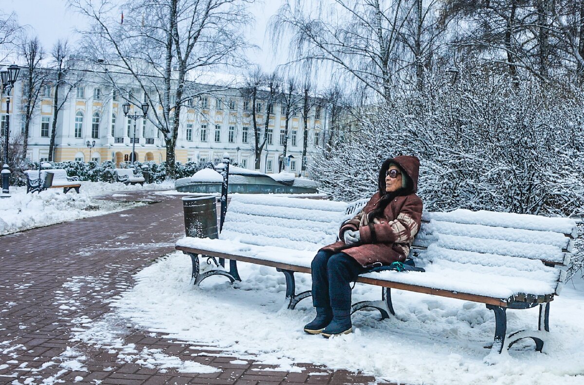 Бабушка сказала, что ей давно уже 90 лет исполнилось, и она тут пока посидит-погуляет)